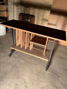 Dřevěný stolek / policový stojan