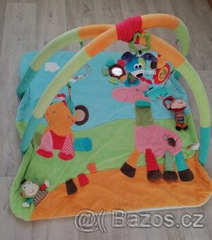 Dětská hrací deka s hrazdičkou