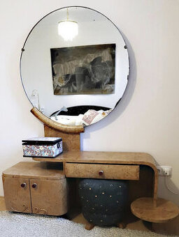 Dámský toaletní stolek