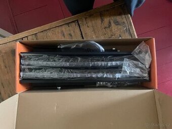 Výsuvný držák na televizi.