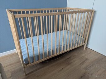 Dětská postýlka IKEA s matrací a dvěma potahy