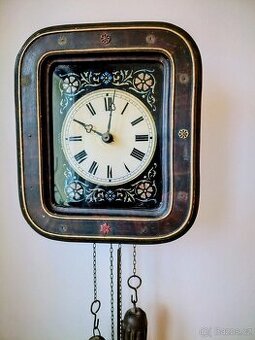 Dřevěné nástěnné závažové hodiny z roku 1913