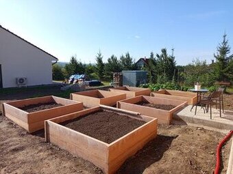 Nadzemní vyvýšený betonový záhon