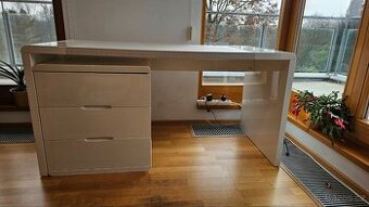 Psací stůl se samostatnou skříňkou.