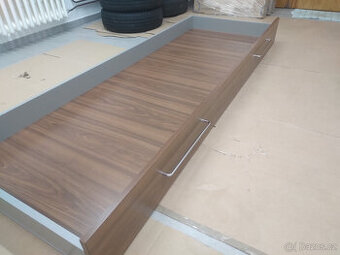 Zásuvky pod postel manželskou postel