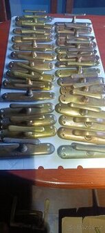 Mosazné kování , kličky,kliky. 29 ks.