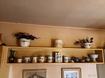 Kuchyňská police s drobnou keramikou