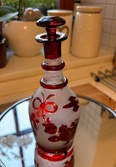 BIEDERMEIER karafa s rubínovou lazurou, 19. století