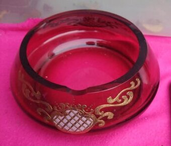 Skleněný popelník – rubínové sklo, vysoký smalt (Nový Bor)