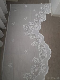 Krátká oblouková záclona s ornamenty