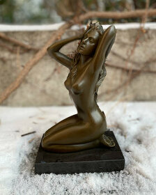 Bronzová socha - Svůdná sedící na postavci nahá dívka - 1