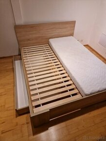 Manželská posteľ s úložným prostorem