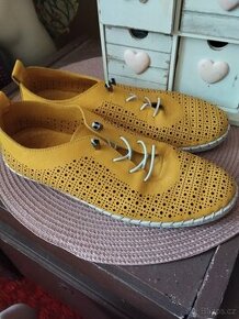 sytě žluté kožené boty