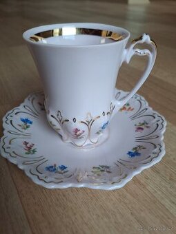 Šálek z růžového porcelánu