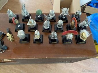 Sběratelské miniatury historických přileb (17 kusů) - 1