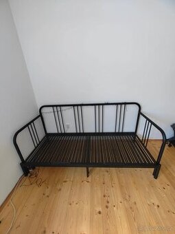 Černá rámová rozkládací postel IKEA