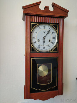 Nástěnné hodiny půlové