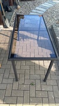 Zahradní ratanový stůl