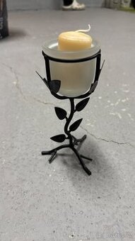 Kovový svícen s motivy listů