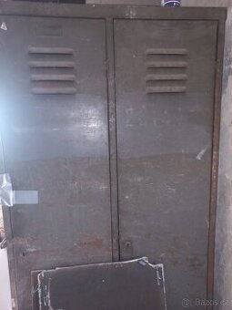 Plechová šatní skříň