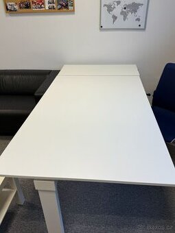 Velký bíly konferenční stůl