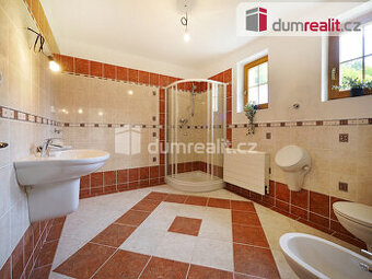 Vila 8+1, dvě garáže, terasa, balkon, pozemek 3176 m2