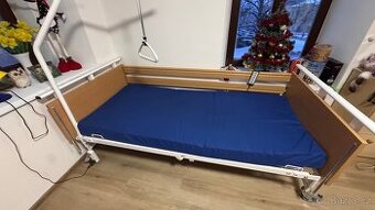 Zdravotní polohovací postel s matrací a stolkem