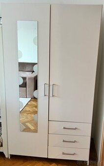 3 šatní skříně – 2 stejné + 1 se zrcadlem