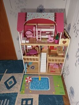 Dreveny domecek pro panenky s nabytkem