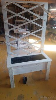 Dřevěný květináč