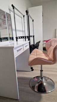 Prodám toaletní stolek s točivou židlí