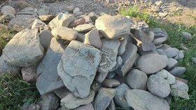 Kameny a říční kamínky- písek