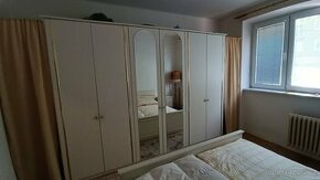 Ložnice - šatní skříň, manželská postel, noční stolky