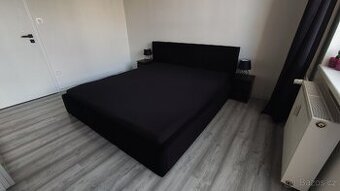 Černá čalouněná postel