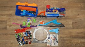 Hot wheells track builder + 24 aut