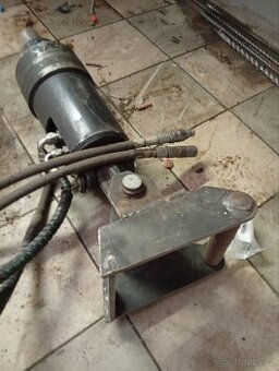 Hydraulická vrtací souprava na bagr - 1