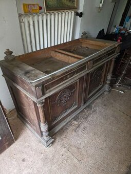 Stará skříň k renovaci bez červotoče
