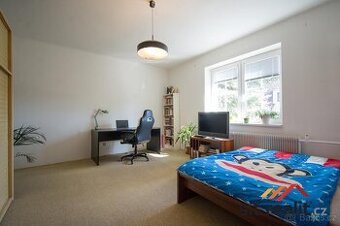 Pronájem rodinného domu, 245m2 se zahradou 1049m2, Praha 6 -