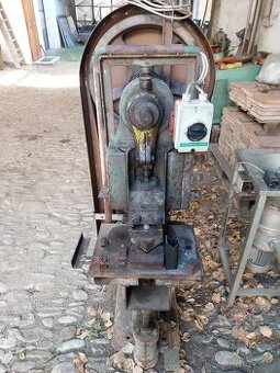 Výstředníkový lis