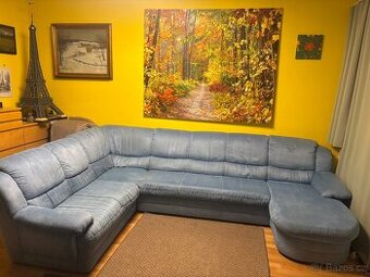 světle modrá sedací souprava