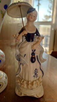 Porcelánová soška - Dáma s deštníkem