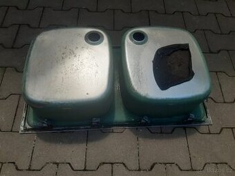 Nerezový kuchyňský dvoudřez dřez