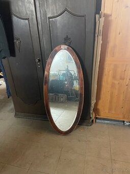 Zrcadlo v drevenem ramu