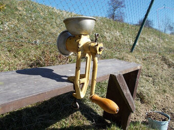 Retro mlýnek na mák