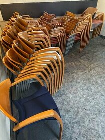 Stohovatelné dřevěné židle 67kusů