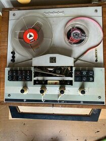 Stolní stereofonní cívkový magnetofon Tesla