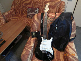 Kytara Fender Strat. MaxMusic + příslušenství.