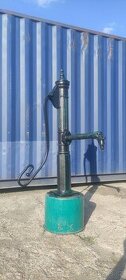Historická litinová ruční pumpa na studnu s kompletní renova - 1