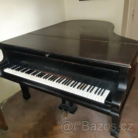 Piano - po rozřezání jako nábytek uměleckého pokoje.