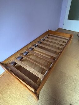Prodám masivní smrkovou postel 90x200 + 2x pojízdné šuplíky